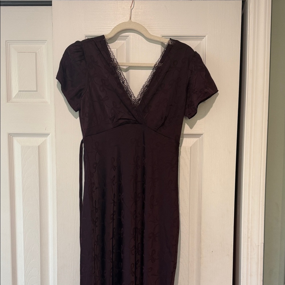 Elegant Burgundy V-Neck Midi Dress